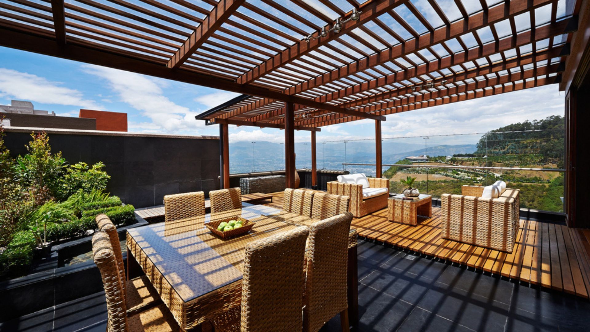 Vue sur une terrasse équipée d'une pergola en bois moderne, idéale pour comparer les avantages des pergolas bioclimatiques et traditionnelles dans l'aménagement extérieur.